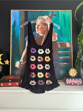 Dynamite Black Lip Print Tank Top XS Graphic Ruffle Hem Y2K Pop Art Sleeveless